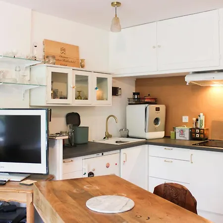 2 Bedrooms With Beautiful Garden Apartmán